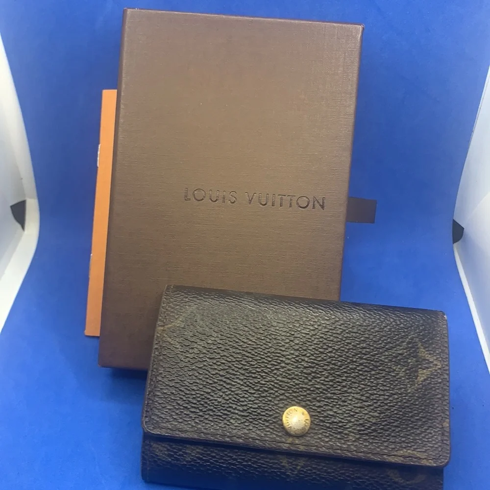 🤎 Louis‎ Vuitton Monogram signature design LV Logo 6 key holder